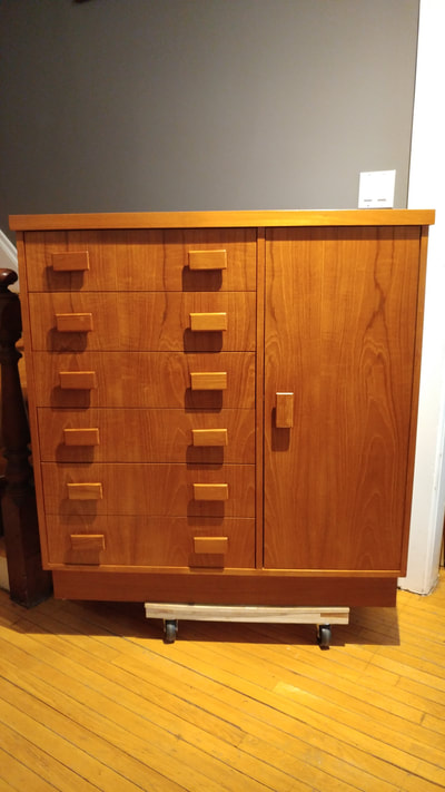 6 drawer teak gents chest.
Vintage teak tall dresser